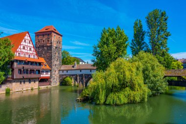 Weinstadel binası, su kulesi, Henkerbrucke köprüsü ve Almanya 'nın Nurnberg kentindeki Henkerturm kulesi manzaralı tarihi bir şehir...