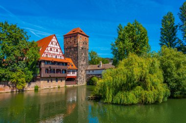 Weinstadel binası, su kulesi, Henkerbrucke köprüsü ve Almanya 'nın Nurnberg kentindeki Henkerturm kulesi manzaralı tarihi bir şehir...