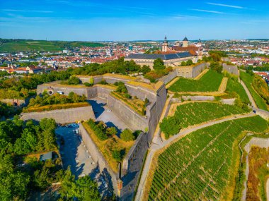 Wurzburg, Almanya 'daki Marienberg kalesinin havadan görünüşü.