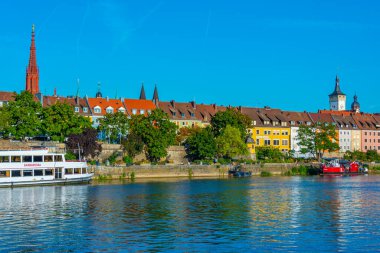 Almanya, Wurzburg 'da ana nehrin rıhtımında renkli evler.