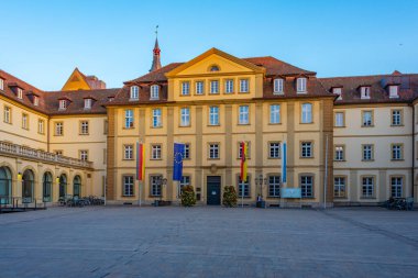 Almanya 'nın Wurzburg kentindeki belediye binasının gün batımı manzarası.