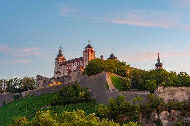Wurzburg, Almanya 'daki Marienberg kalesinin günbatımı manzarası.