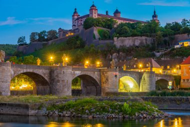 Wurzburg, Almanya 'daki Marienberg kalesinin günbatımı manzarası.