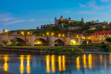 Wurzburg, Almanya 'daki Marienberg kalesinin günbatımı manzarası.