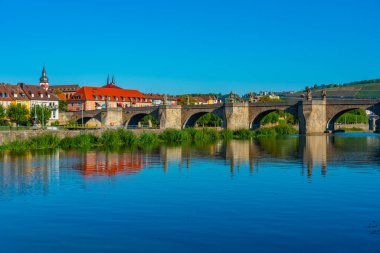 Wurzburg, Almanya 'daki Main Nehri üzerindeki Mainbrcke Köprüsü.