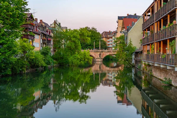 Orta Nurnberg, Almanya 'da Pegnitz nehrinin kıyısında renkli evler..