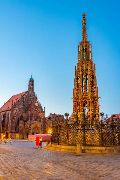 stock image Schner Brunnen and Frauenkirche in German town Nurnberg during sunrise.