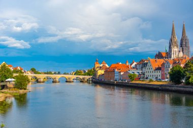 Almanya 'daki eski Regensburg şehrinin manzarası.