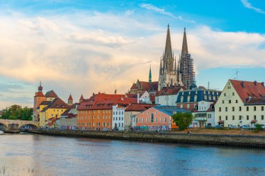 Almanya 'daki eski Regensburg şehrinin manzarası.