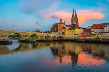 Almanya 'nın eski Regensburg kentinin günbatımı manzarası.