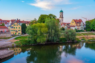 Almanya, Regensburg 'da Tuna Nehri' nin kıyısındaki renkli evler.