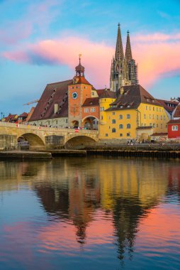 Almanya 'nın eski Regensburg kentinin günbatımı manzarası.