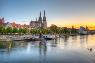 Almanya 'nın eski Regensburg kentinin günbatımı manzarası.