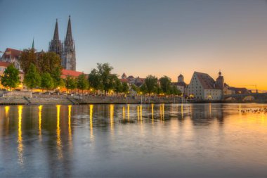 Almanya 'nın eski Regensburg kentinin günbatımı manzarası.