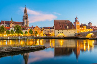 Almanya 'nın eski Regensburg kentinin günbatımı manzarası.