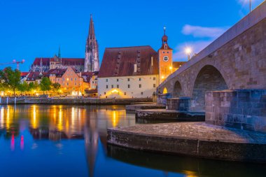 Almanya 'nın eski Regensburg kentinin günbatımı manzarası.