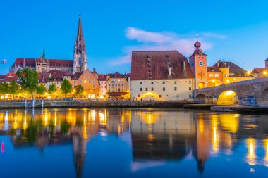 Almanya 'nın eski Regensburg kentinin günbatımı manzarası.