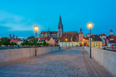 Almanya 'nın Regensburg kentindeki Tuna Nehri üzerindeki Eski Taş Köprü' nün gündoğumu manzarası.