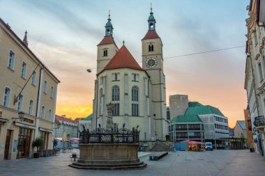 Eski Alman kasabası Regensburg 'da Neupfarrkirche' in gündoğumu manzarası.