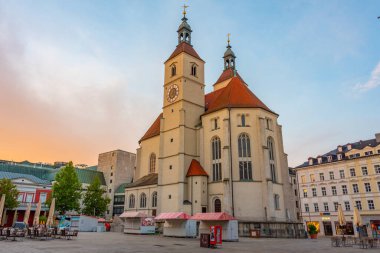 Eski Alman kasabası Regensburg 'da Neupfarrkirche' in gündoğumu manzarası.