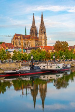 Almanya 'nın eski Regensburg kentinin gün doğumu manzarası.
