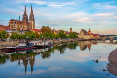 Almanya 'nın eski Regensburg kentinin gün doğumu manzarası.