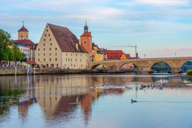 Almanya 'nın Regensburg kentindeki Tuna Nehri üzerindeki Eski Taş Köprü' de gün doğumu.