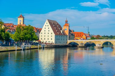 Almanya 'nın Regensburg kentindeki Tuna Nehri üzerindeki eski taş köprü..