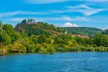 Alman kasabası Regensburg yakınlarındaki Donaustauf Kalesi.