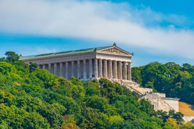 Walhalla - Regensburg yakınlarında mermer salon plaketleri ve ünlü Almanların büstleriyle neo-klasik binalar inşa etmek.