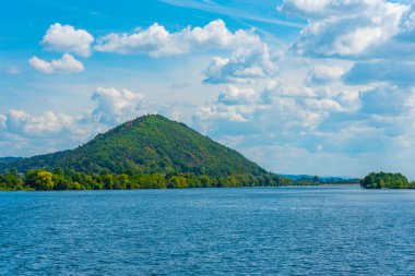 Almanya, Regensburg yakınlarındaki Tuna manzarası.