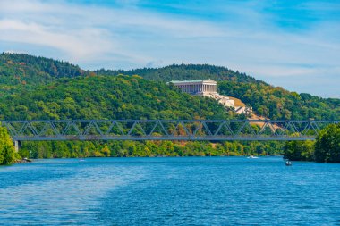 Walhalla - Regensburg yakınlarında mermer salon plaketleri ve ünlü Almanların büstleriyle neo-klasik binalar inşa etmek.