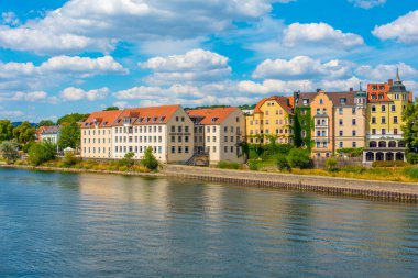 Almanya, Regensburg 'da Tuna Nehri' nin kıyısındaki renkli evler.