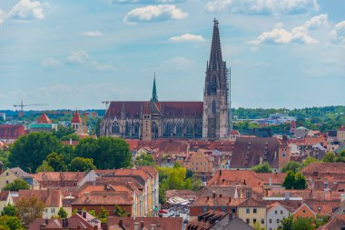 Alman kenti Regensburg 'un çatı manzarası.