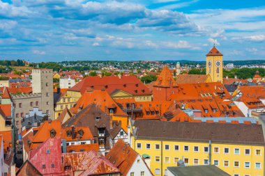 Alman kasabası Regenburg 'daki şehir merkezi ve belediye binasının havadan görüntüsü.