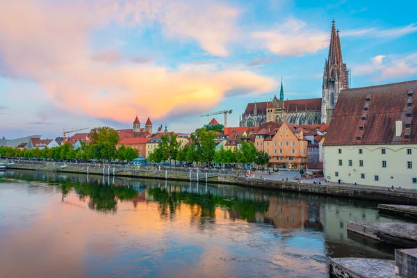 Almanya 'nın eski Regensburg kentinin günbatımı manzarası.