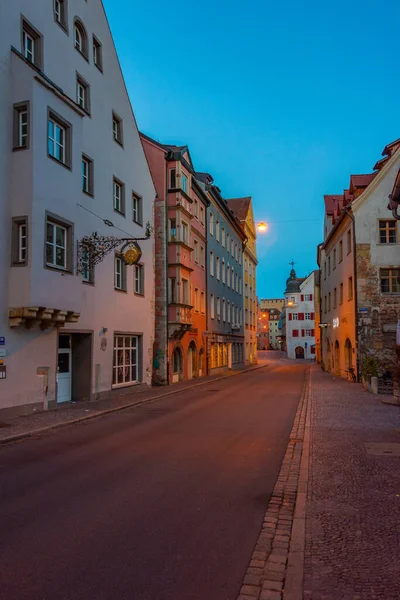 Sonnenaufgang Blick Auf Eine Straße Der Altstadt Von Regensburg — Stockfoto