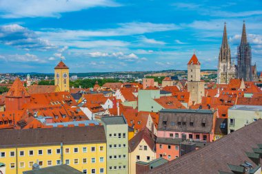 Alman kenti Regenburg 'da şehir merkezi, katedral ve belediye binasının havadan görünüşü.