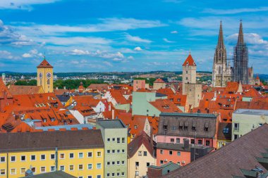 Alman kenti Regenburg 'da şehir merkezi, katedral ve belediye binasının havadan görünüşü.