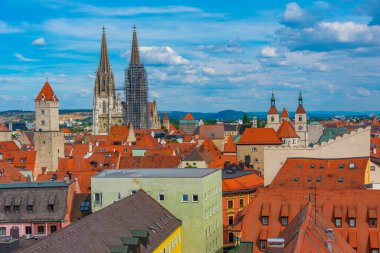 Alman kenti Regensburg 'un çatı manzarası.