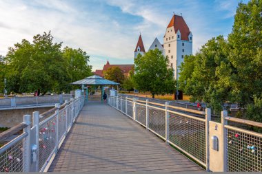 Alman şehri Ingolstadt 'taki New castle' a giden köprü..