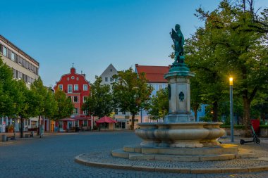 Ludwigsbrunnen, Alman şehri Ingolstadt 'taki Paradeplatz' da güneş doğarken..