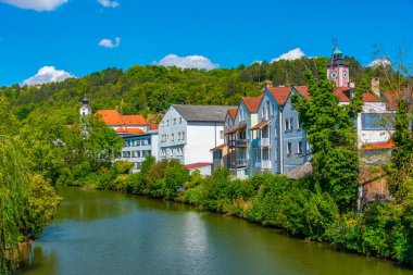 Eichstatt, Almanya 'da Altmhl nehri kıyısındaki renkli yüzlü evler.