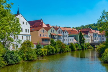 Eichstatt, Almanya 'da Altmhl nehri kıyısındaki renkli yüzlü evler.