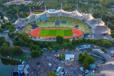 Alman kenti Münih 'te Olimpiyatlar' ın günbatımı manzarası.