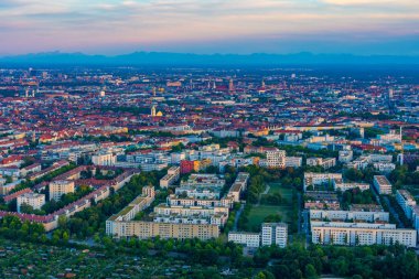 Alman kasabası Munchen 'in günbatımı manzarası.