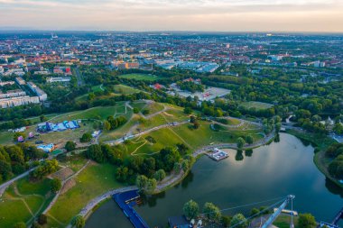 Alman kenti Münih 'te Olimpiyatlar' ın günbatımı manzarası.