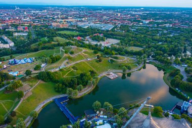 Alman kenti Münih 'te Olimpiyatlar' ın günbatımı manzarası.