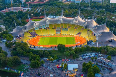 Alman kenti Münih 'te Olimpiyatlar' ın günbatımı manzarası.