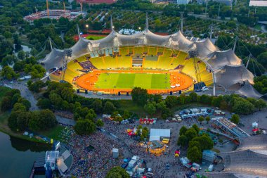 Alman kenti Münih 'te Olimpiyatlar' ın günbatımı manzarası.